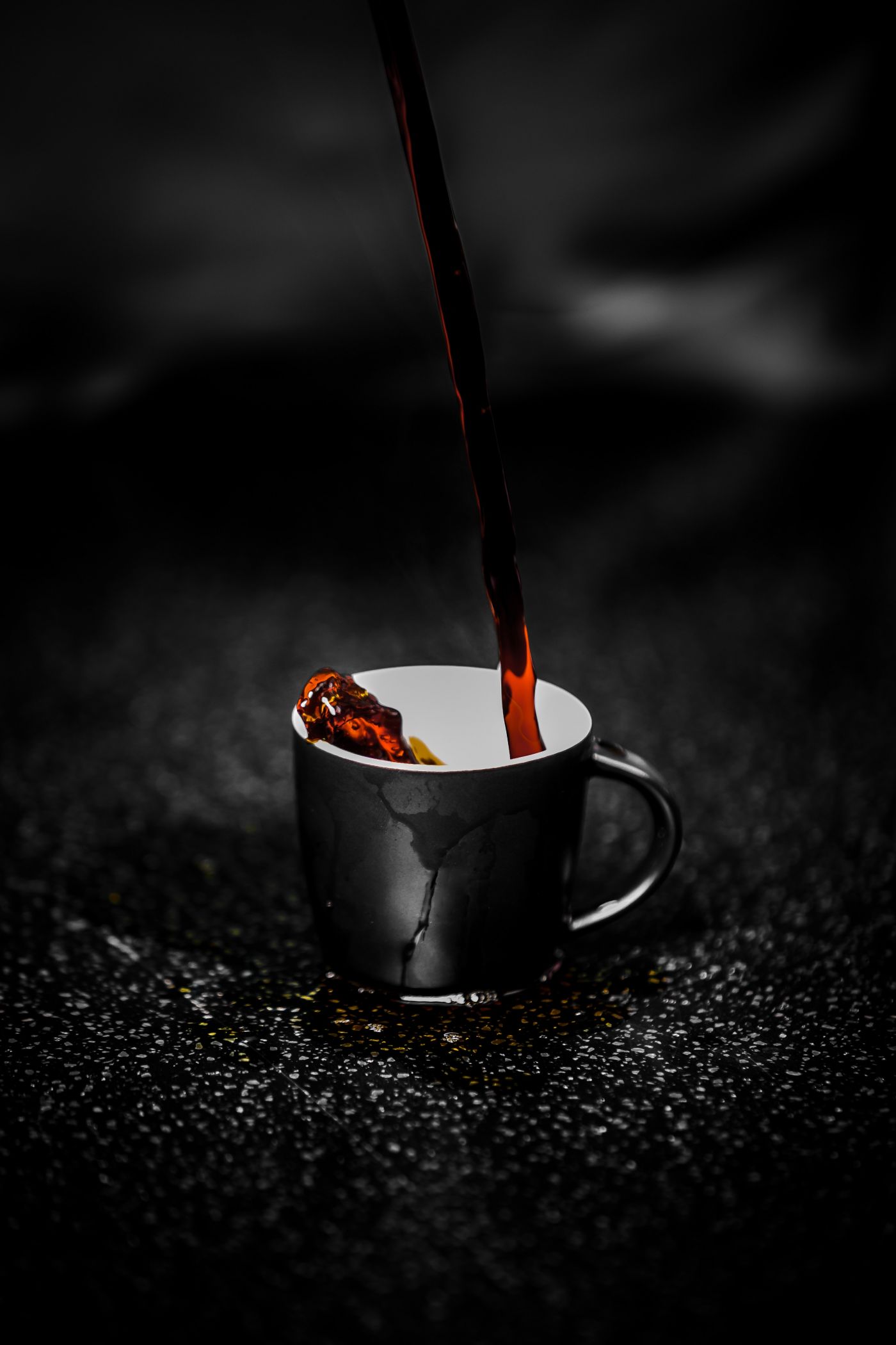 高清晰倒入杯子的红茶水壁纸 欧莱凯设计网 08php Com