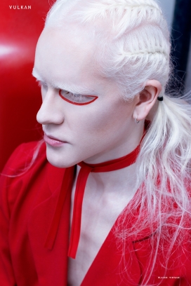 Vulkan杂志-白毛“独眼”男