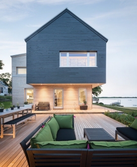 东临海滨的山墙屋-特点是一个绿色的屋顶和两个色调的熔覆和独特的剪影。