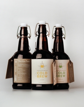 一个干净外观的KäFER冷啤酒-散发出一种朴实的气息。