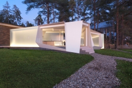 古树下的60平米白色仙台