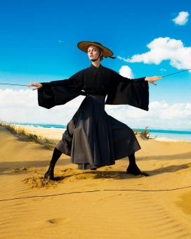 蔻迪・杨-突尼斯沙漠的黑色旅游