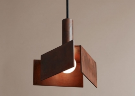 带钢制散热片的Pelle几何照明-光线照射在地板和墙壁上，形成了从三角形几何形状产生的柔软图案