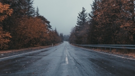 高清晰雨后的马路壁纸