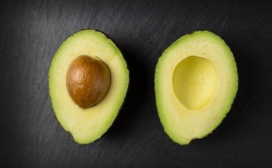 高清晰剥开的牛油果壁纸