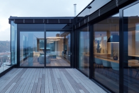 布拉格的阁楼-一个充满光线的空间，内部为中性，整个玻璃幕墙使其感觉像是漂浮在城市上方，可以欣赏到美景。