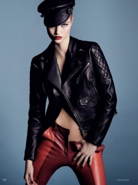 卢娜比伊尔的红色代码-VOGUE俄罗斯