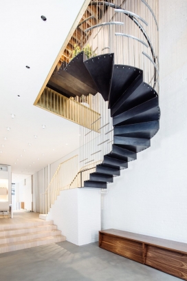 翠贝卡阁楼雕塑楼梯-黑色的钢螺旋楼梯