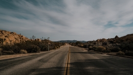 高清晰双黄线马路壁纸