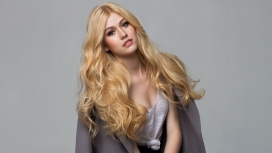 高清晰金发美女凯瑟琳麦克纳马拉壁纸