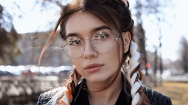 高清晰戴眼镜的杜阿里帕壁纸