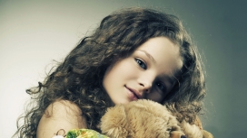 高清晰抱宠物可爱的卷发女孩壁纸