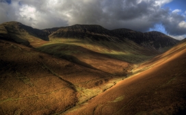 高清晰乌云下的大山壁纸