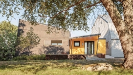 缅因州一个传统农舍风格农村住宅-住宅中添加的现代延伸与明亮的黄色卷相关