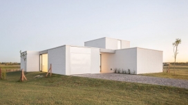 布宜诺斯艾利斯郊外朴素的白色卡萨露西亚房屋