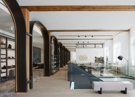 温哥华将工业细节与现代家具结合的陈列室新展厅，金属拱门和粗糙的木柱形成一个照明柱廊