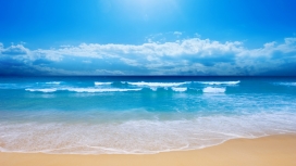 高清晰蓝天碧水的沙滩