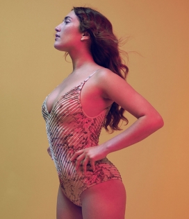 游泳爱好者：来自Barneys的7种泳池绪风格-从轻盈的海滩掩护到比基尼风格和单件剪影， 从彩虹条纹到花卉图案和彩色封锁风格