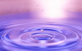 高清晰紫色水滴涟漪写真壁纸