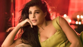 高清撑下巴的杰奎琳费尔南德斯壁纸