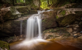 高清晰悬崖瀑布壁纸