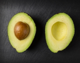 高清晰切开的牛油果壁纸