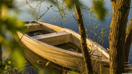 高清晰湖边木船壁纸