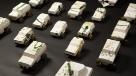 象征“生命的脆弱”的Oz Biri陶瓷军用车