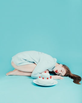 女孩和蓝莓食物