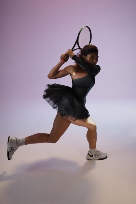 一个黑色芭雷娜风格的网球运动员礼服