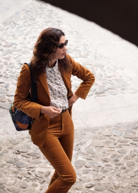 4个波希米亚新游牧民族服装，荷叶边连衣裙，绒面革背心与灯芯绒西装，搭配镶嵌靴子和猫眼太阳镜，一副新鲜感