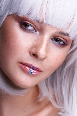 Shine-白发雀斑彩妆女郎