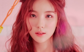 粉红泡沫中的可爱女孩