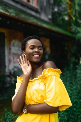 高清晰穿亮黄衣服的非洲女人壁纸