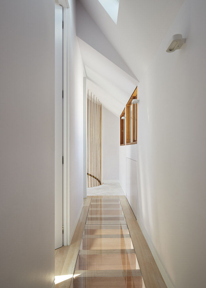 房屋的背面朝向一个运动场保护区。镜面的后栅栏设计是为了促进该项目和更多公共立面的互动。镜面视觉上延申了场地,为当地人提供了一个可以享用的嬉戏特点。接纳该地块上的公众和已有文脉是设计的核心。 考虑到新房屋可使用的区域有限,该设计要求没有“浪费”的空间,紧凑而高效。该房子在家中提供了若干“庇护所”,这样一家人既可以待在一起,也可以拥有他们各自的区域。这家人喜爱房屋的流线设计,很享受发现观察随着光线和季节改变并和木材、黄铜互动的空间的新方式。每一个空间都为居住者而设计了一些个性化时刻(包括在鞋柜旁的两倍高的楼梯底座,可用来作为换鞋的座位)。