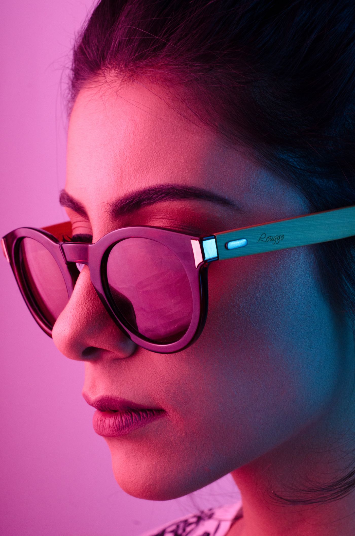 高清晰粉红灯下戴墨镜的欧洲女孩壁纸图片