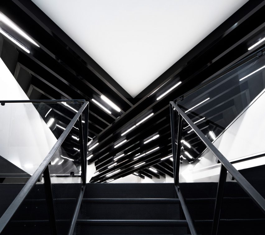 鲜明的黑白调色板定义了Bang Bang Tattoo的第二个纽约客厅---酷图编号1246094