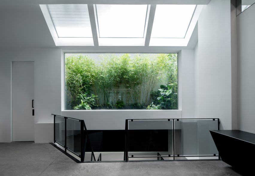 鲜明的黑白调色板定义了Bang Bang Tattoo的第二个纽约客厅---酷图编号1246097