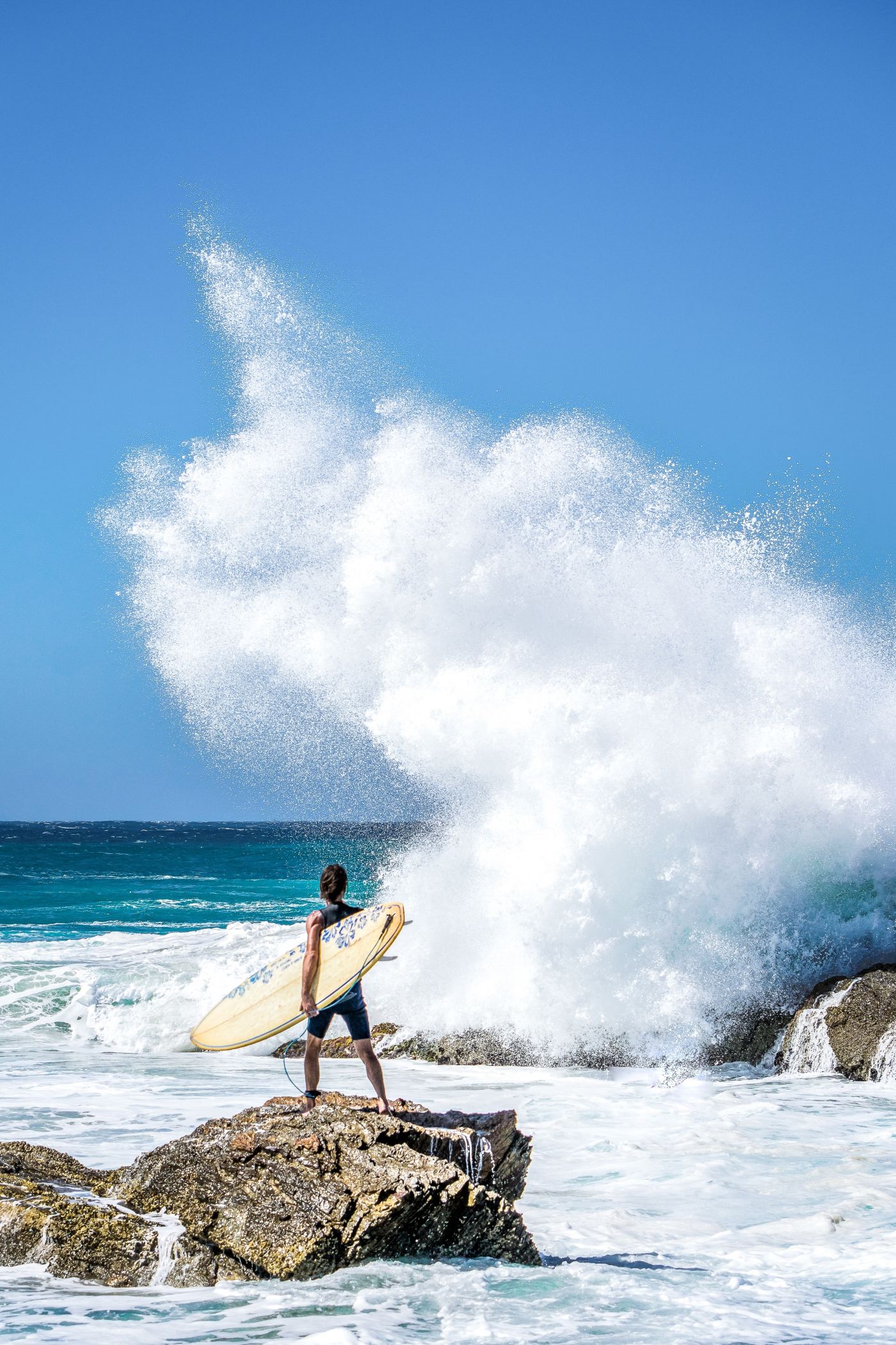 高清晰海边冲浪者图片
