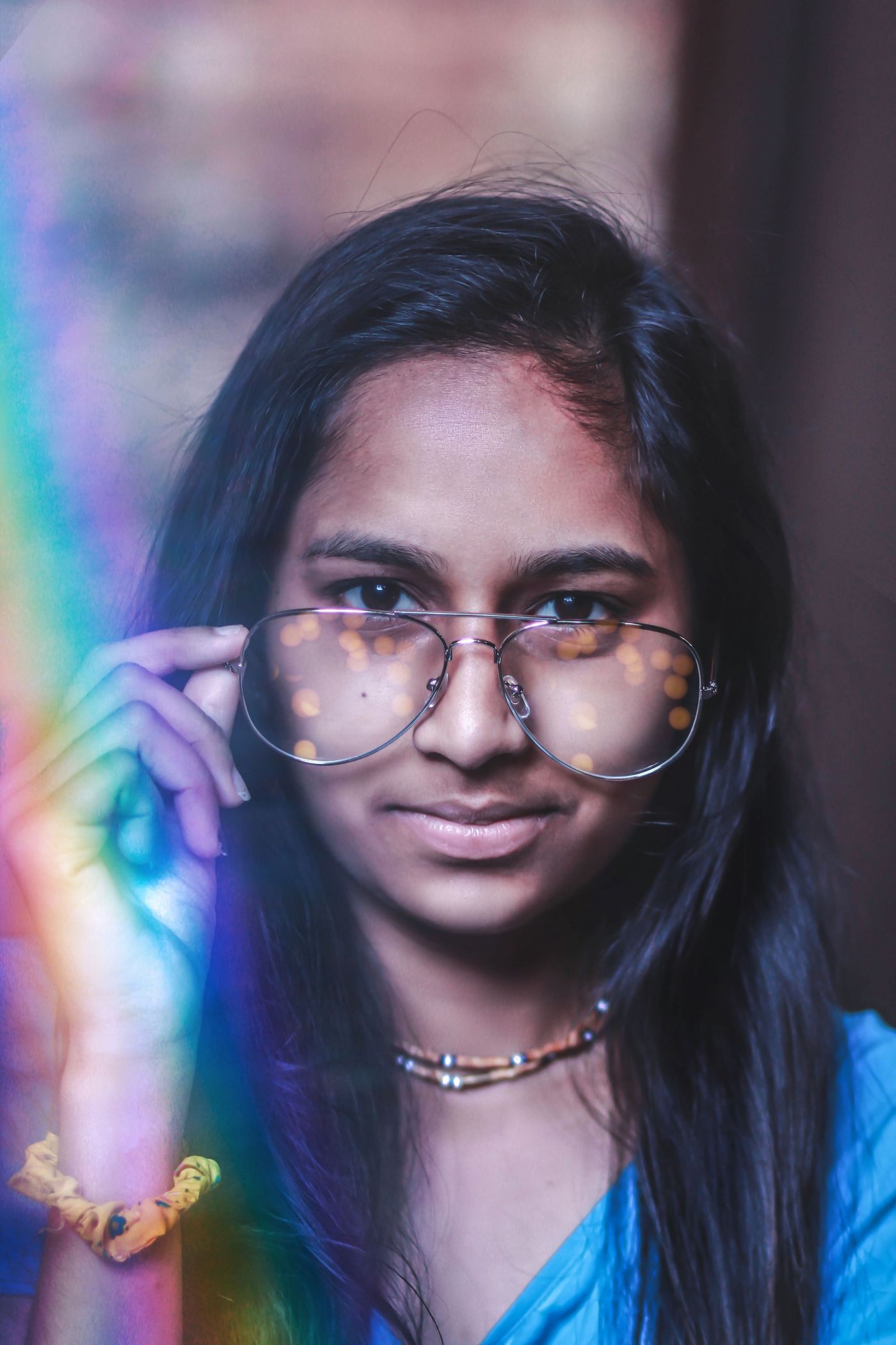 高清晰戴眼镜的印度女人壁纸 手机移动版