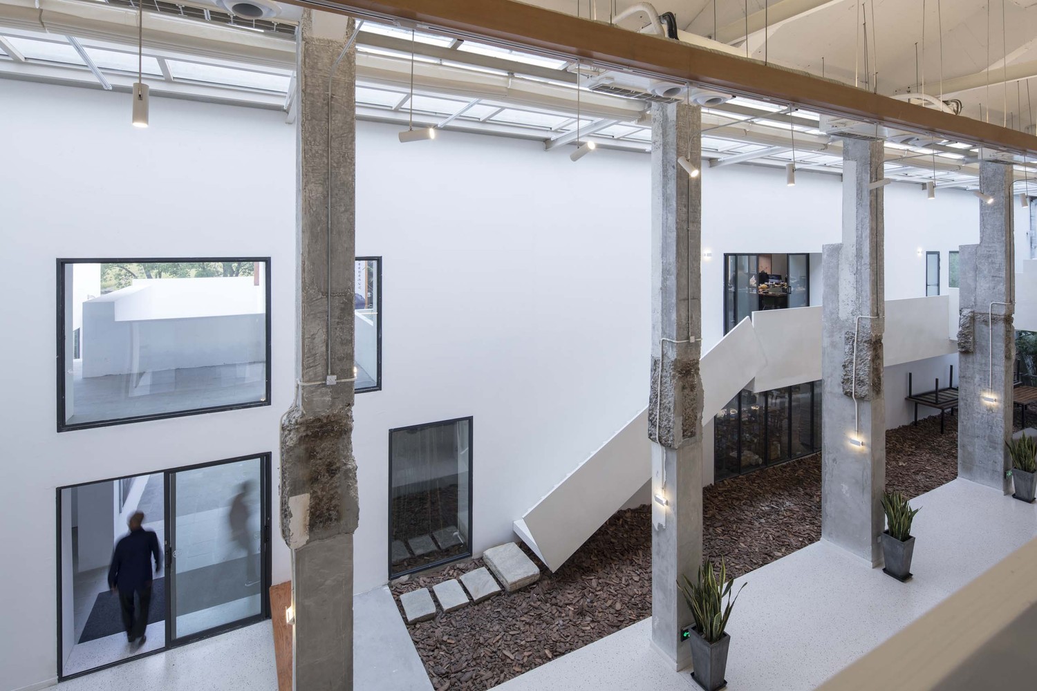 起初的设计选择保留部分梁和二层楼板,并对切割后的梁和楼板进行加固,由内移的混凝土柱对其进行支撑并悬挑。施工过程中发现混凝土楼板加固的技术要求过高,施工队无法完成,最终选择以钢结构实现最初的设计,这也造成了真实结构与结构表达的不一致。