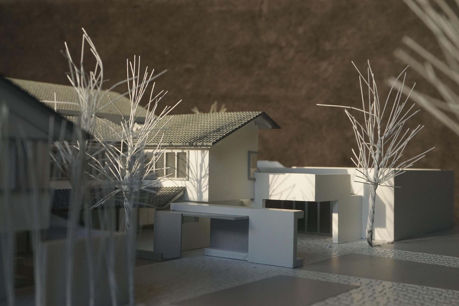 原建筑北侧有一排低矮的民房,和旧大楼之间有一条三米宽的巷子,极少有人通过。改造通过把建筑背面首层墙向建筑内侧移,让街道走进建筑,将民房和墙围合成尺度宜人的檐下空间,新空间界定打破了原来建筑的边界,产生了一种更为复杂的空间知觉。