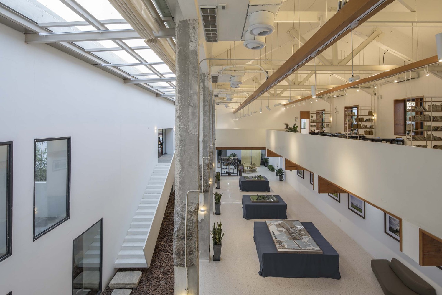 正是这些来自生活的细微操作,让房子的背面成为正面,让消极空间变为积极空间。在村子中走几步就可以看到或是面向行人、或是与室内联通、或是遮风挡雨又或是可以坐下休憩的空间。这些空间品质正是我想在改造和加建中营造的:把封闭、拒人千里之外的方盒子打开,让村子的公共空间进入建筑。因此,与其说是我们做的是建筑改造,不如说是城市设计――把一座建筑打开,让室内变为室外,让它成为村子公共空间的一部分。