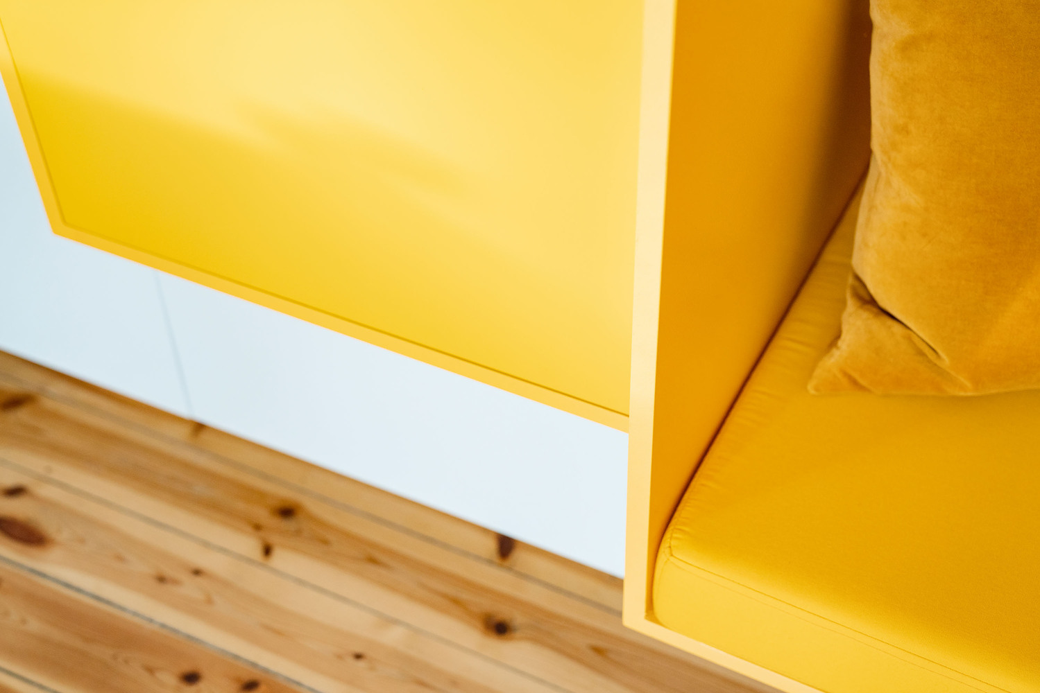 瑞典80平米集合功能墙体的橙色公寓---酷图编号1247813