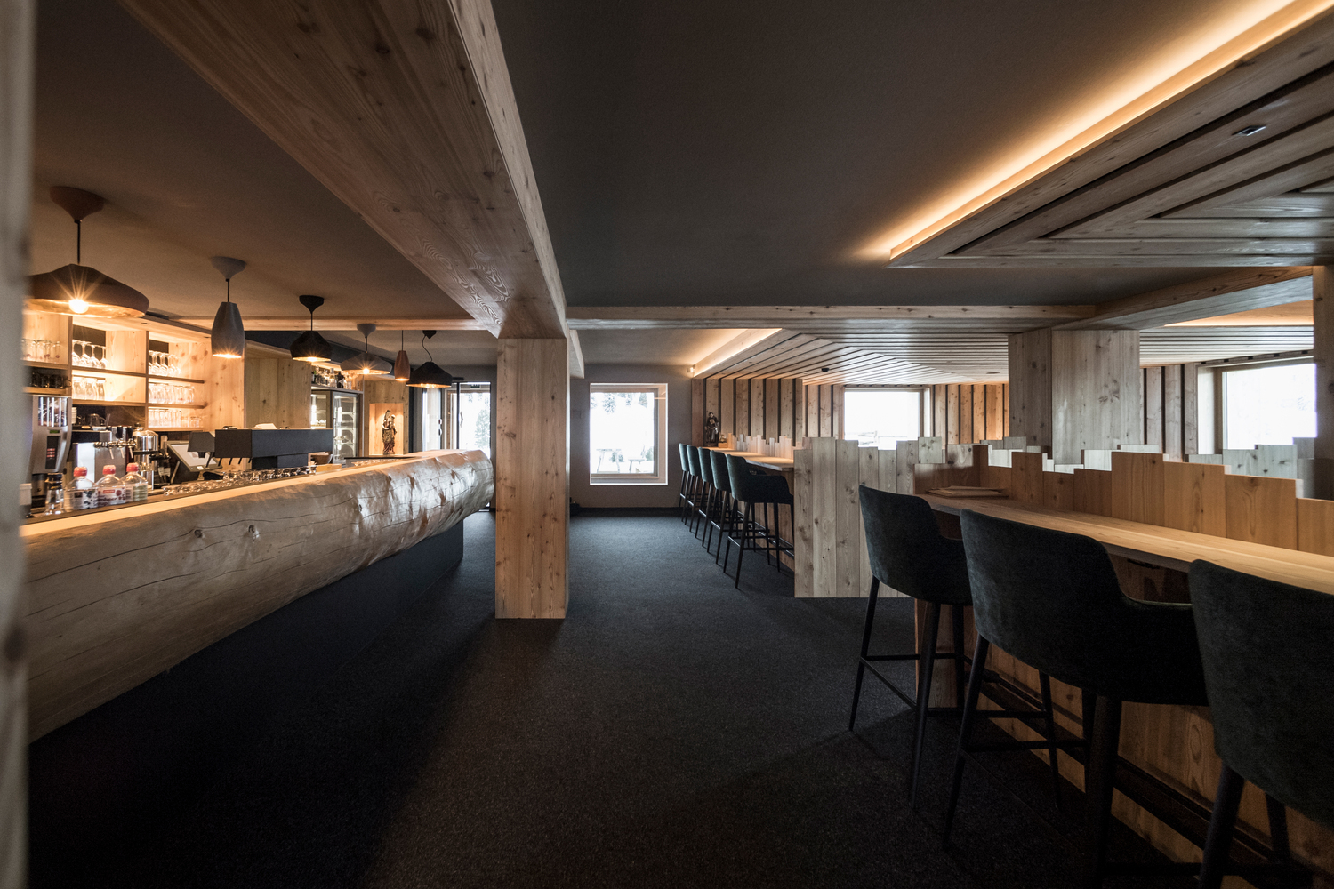 建筑师StefanRier解释:“在该项目中,我们也试图揭示建筑和环境之间的强烈关系,这是我们所有作品的特点。我们想提出新的生活和接待客人的方式,一方面恢复传统的形式和材料,另一方面表达设计的高质量、高舒适和可持续。高山环境是复杂而迷人的,必须给予理解和尊重。我们认为重点在于常遭新空间而控制规模:基于人类尺度的环境,舒适的,开放的,但最重要的是独特和真实。”