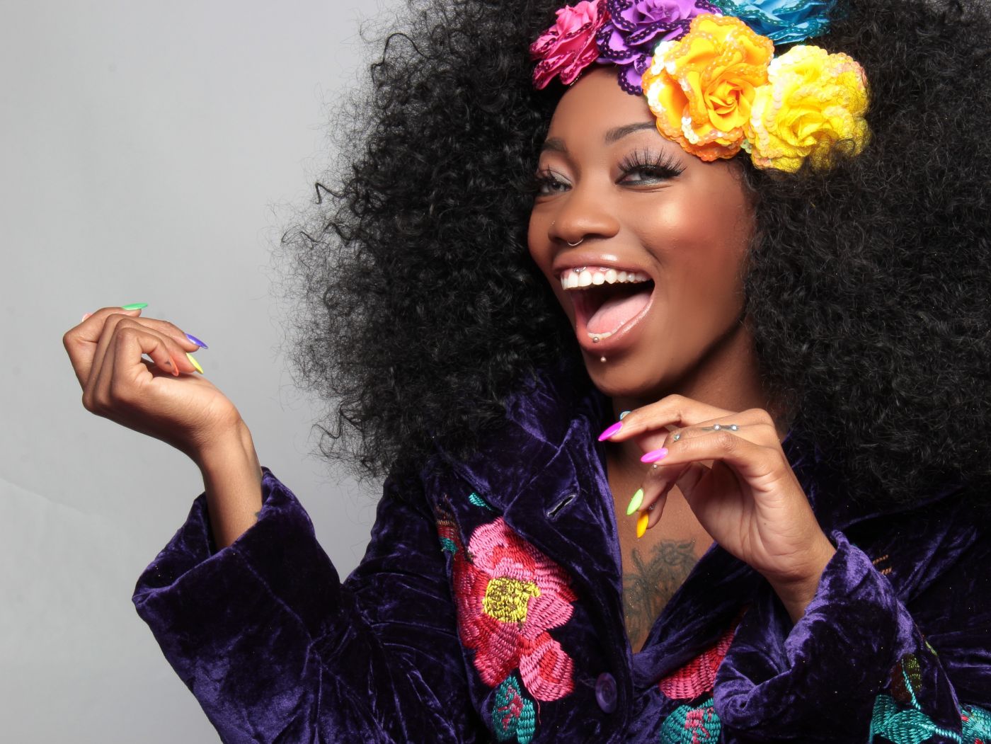 高清晰紫色卷发的非洲女人-欧莱凯设计网