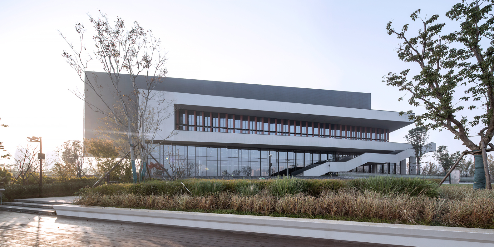 从设计到建成有7年时间,开业后,因为一些市场策略调整,武汉的办公入住人员先只用一层,其他空间出租作为腾讯众创办公,经营逻辑的变化使很多初时的设想变得冗余,庆幸是绝大部分的宽容度足够,也能自如应对当前变化。