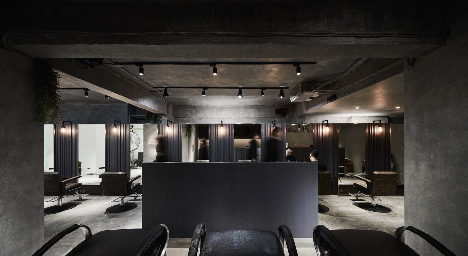 入口空间以斜面设计作为开放式休憩区,让接待空间带来更多的缓冲以及延伸效果,并考量作为发品课程使用时,因应临时座席的产生所需具备的收纳条件,以不影响工作动线的情况下,有效利用既有的畸零空间,安排一个发型摄影棚,并在工作镜柜体的后方隐藏了收纳空间,专门提供推车和折迭课椅的储藏使用。