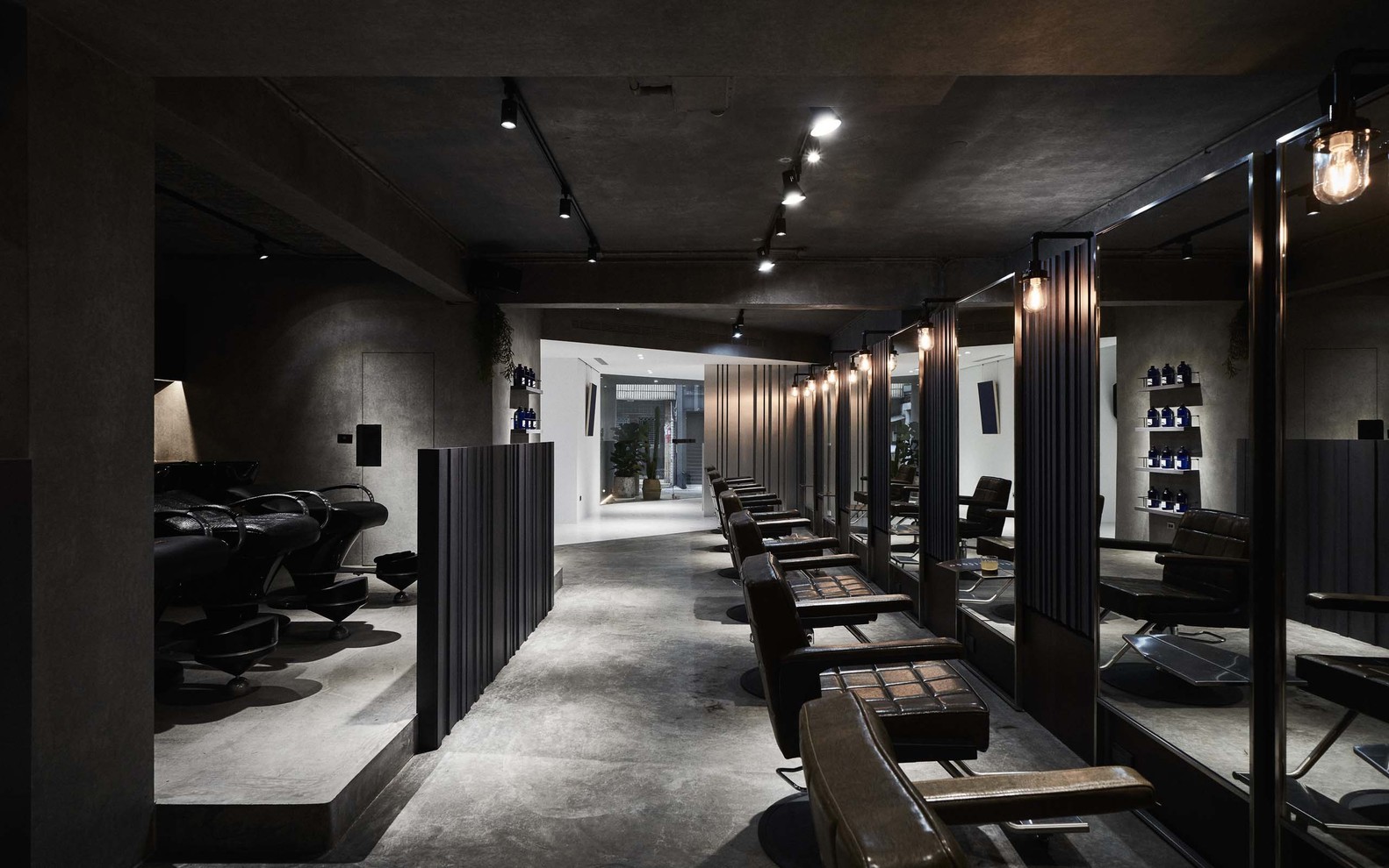 以照明配置将空间的明暗色调点缀的更加丰富,强化空间的视觉层次,使得物件在经过裁剪后的间隙,能在观看时从不同角度产生非定性的空间表情。