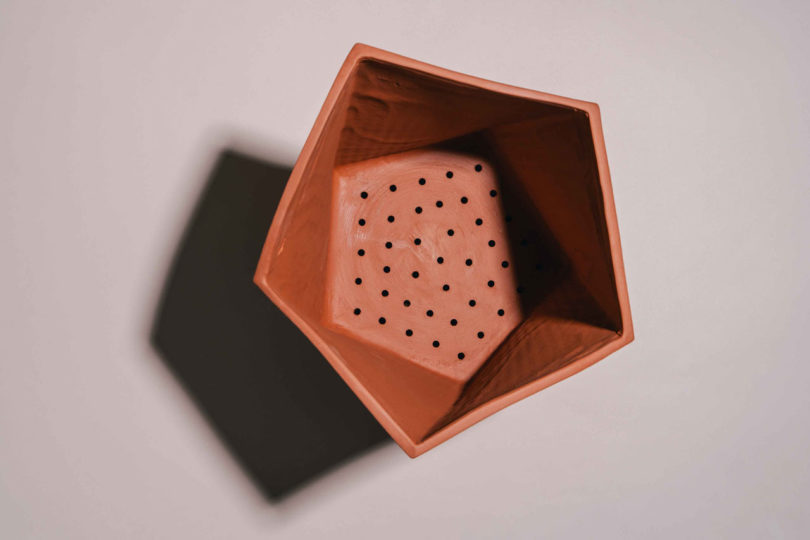 Carmen花盆设计-有带Watair灌溉系统,可使植物与水持续接触,并使根部永久充氧---酷图编号1251090